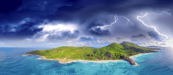 Flygfoto Panoramautsikt Över Tropical Island Med Storm Närmar Sig Klimatförändringskoncept — Stockfoto