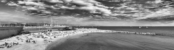 Prachtig Strand Van Cannes Met Toeristen Bij Zonsondergang Frankrijk — Stockfoto