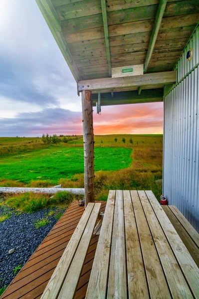 Holzhaus Der Isländischen Landschaft Bei Sonnenuntergang Sommer — Stockfoto