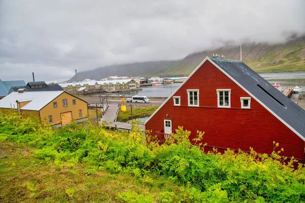 Siglufjordur Zlanda Renkli Evler Sisli Yaz Sabahı — Stok fotoğraf