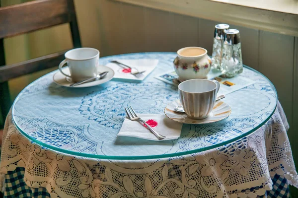 Tazze Caffè Tavolo Preparato Colazione — Foto Stock