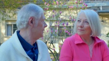 Bahçede yaşlı bir çift konuşuyor.