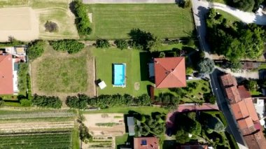 Yukardan aşağıya doğru güzel bir havuz manzarası var.