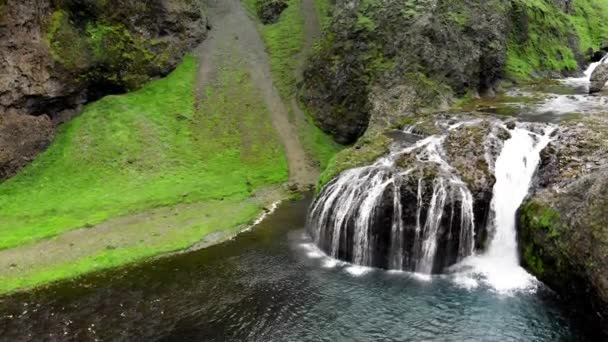 夏天的Stjornarfoss瀑布，惊人的空中景观 — 图库视频影像