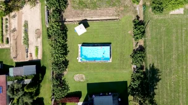 Kinderen spelen in een prachtig zwembad, bovengronds uitzicht — Stockvideo