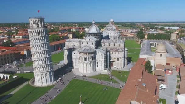 Güneşli bir sabahta, mucizeler Tarlası 'nın muhteşem hava manzarası. Kule, Baptistery ve Katedral, Pisa, Toskana — Stok video