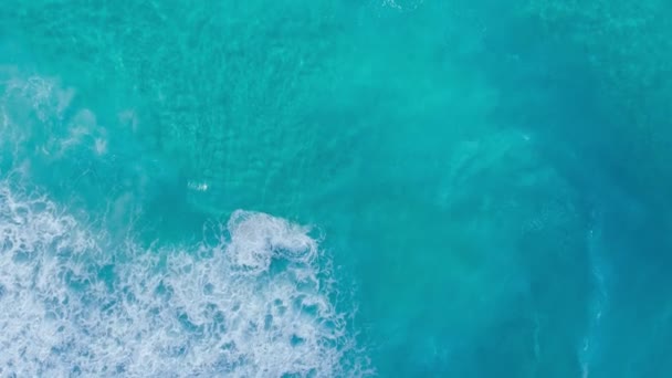 Hämmästyttävä yläpuolella antenni näkymä saaren rantaviivaa aallot pitkin merta — kuvapankkivideo