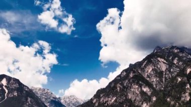 Hareket eden bulutlarla birlikte dağların zaman aralığı