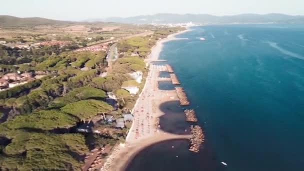 Increíble vista aérea de la costa toscana en temporada de verano, Italia — Vídeos de Stock