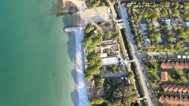 Úžasný letecký pohled na toskánské pobřeží, Itálie od dronu — Stock video