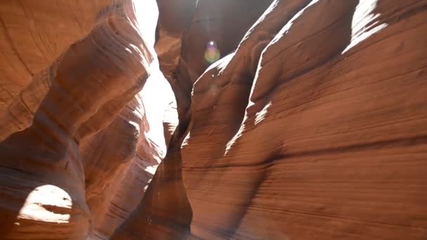 Movimiento lento del increíble Antelope Canyon en temporada de verano, rocas rojas — Vídeo de stock