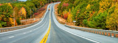 Yeşillik mevsiminde New England 'ın güzel yolu, ABD.