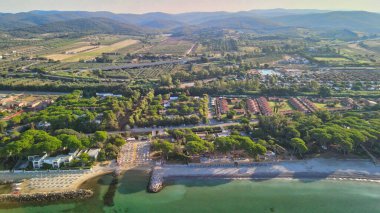 İnsansız hava aracından İtalya 'nın Toskana kıyı şeridine inanılmaz bir hava manzarası..