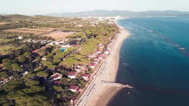 Yaz mevsiminde Toskana kıyı şeridinin inanılmaz hava manzarası, İtalya.