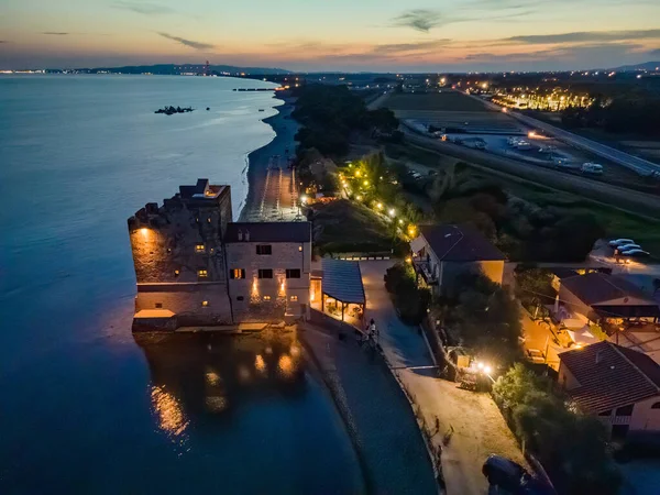 Ночной Вид Средневековую Башню Вдоль Береговой Линии — стоковое фото
