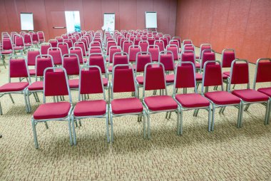 Kırmızı sandalyeli modern konferans odası..