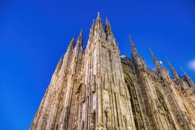 Milan, İtalya. Milano Duomo 'nun inanılmaz manzarası, Katedral gün batımında.