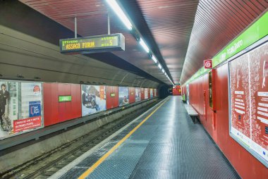 MİLAN, İTALYA - Eylül 2015: Reklamlarla birlikte şehir içi metro.