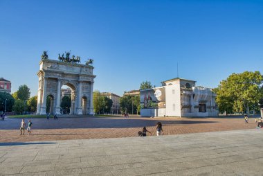 MILANO, İtalya - Eylül 2015: Turistler Parco Sempione bahçelerinde Arco della temposunu ziyaret ettiler.