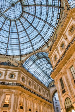 MILANO, İtalya - Eylül 2015 Milano 'daki Galleria Vittorio Emanuele II. Giuseppe Mengoni tarafından tasarlanıp inşa edilen dünyanın en eski alışveriş merkezlerinden biri..