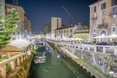 MILANO, İtalya - Eylül 2015: Turistler ve yerliler Navigli boyunca gece hayatının tadını çıkarıyorlar.