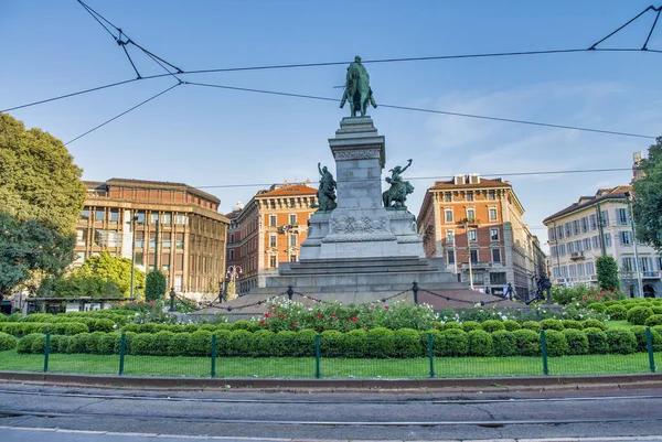 Milan Itálie Září 2015 Turisté Náměstí Largo Cairoli Památníku Giuseppe — Stock fotografie