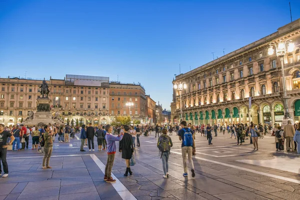 Милан Италия Сентябрь 2015 Туристы Местные Жители Наслаждаются Ночной Жизнью — стоковое фото