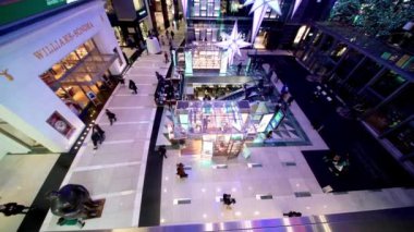 MANHATTAN, ABD - 5 Aralık 2018: Manhattan 'daki Alışveriş Merkezi' nin iç görünümü, Columbus Circle 'daki Dükkanlar, Time Warner Center, yavaş çekim