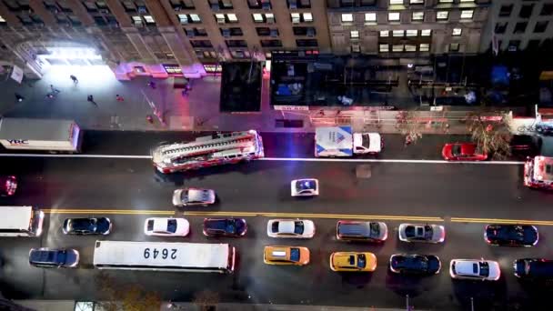 NEW YORK CITY - DECEMBER 2018: Légi felvétel Manhattan éjszakai forgalomról és tűzoltókocsiról, New York City, USA — Stock videók