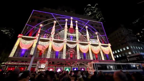 NOVA CIDADE DA IORQUE - DEZEMBRO DE 2018: Saks show de luzes noturnas em Manhattan em câmera lenta, Nova York, EUA — Vídeo de Stock