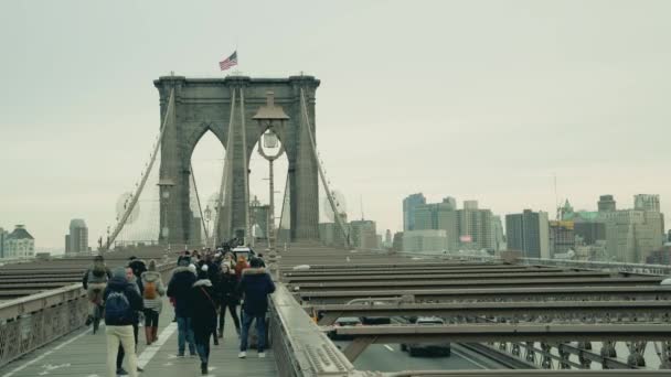 NEW YORK CITY - ARALIK 2018: Brooklyn Köprüsü boyunca turistler yürüyor — Stok video