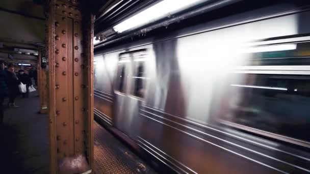 NEW YORK CITY, USA - 6 DICEMBRE 2018: Il treno arriva alla stazione della metropolitana di Manhattan di notte, al rallentatore — Video Stock