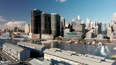 SYDNEY, AUSTRALYA - 19 Ağustos 2018: Darling Harbour 'un havadan görünüşü ve Wentworth Park' tan şehrin ufuk çizgisi. Sydney yılda 15 milyon kişi çekiyor.