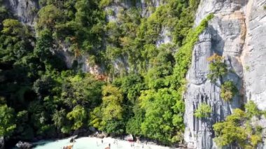PHI PHI DON, THAILAND - 24 ARALIK 2019: Uzun kuyruklu tekneler ve Monkey Beach visting turistlerinin hava manzarası