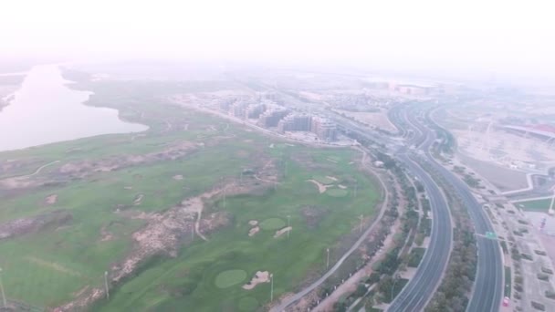 ABU DHABI, Emiratos Árabes Unidos - 7 de diciembre de 2016: Yas Island Ferrari World, vista panorámica al atardecer. Esta es una gran atracción en los Emiratos Árabes Unidos — Vídeos de Stock