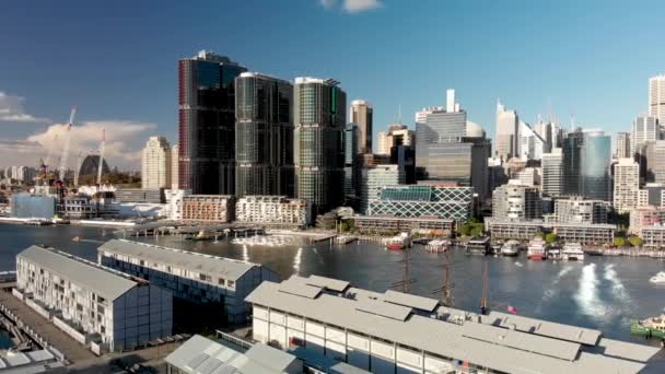 SYDNEY, AUSTRALIA - 19 de agosto de 2018: Vista aérea de Darling Harbour y el horizonte de la ciudad desde Wentworth Park. Sydney atrae a 15 millones de personas anualmente — Vídeos de Stock