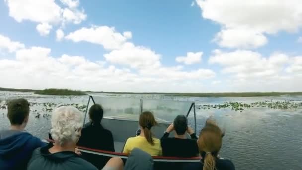 EVERGLADES, FL - MARZO 2018: Los turistas disfrutan de la excursión en barco — Vídeo de stock