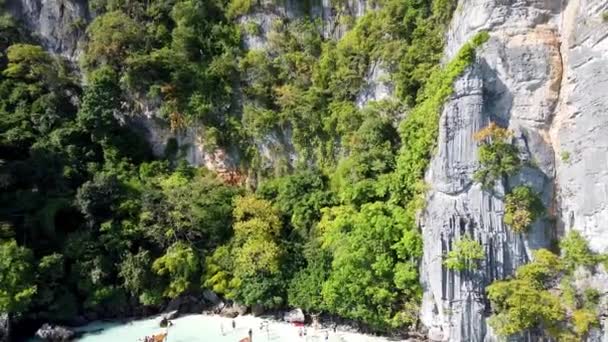 PHI PHI DON, THAILAND - 24. Prosinec 2019: Letecký pohled na dlouhé ocasní lodě a turisty visting Monkey Beach — Stock video