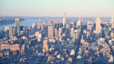 Manhattan şehir merkezindeki panoramik manzara yavaş çekimde, New York