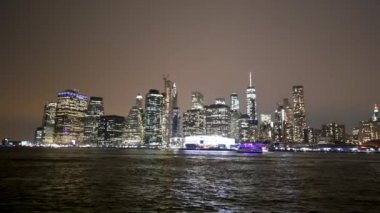Brooklyn Köprüsü Parkı 'ndan Manhattan' ın muhteşem gece manzarası
