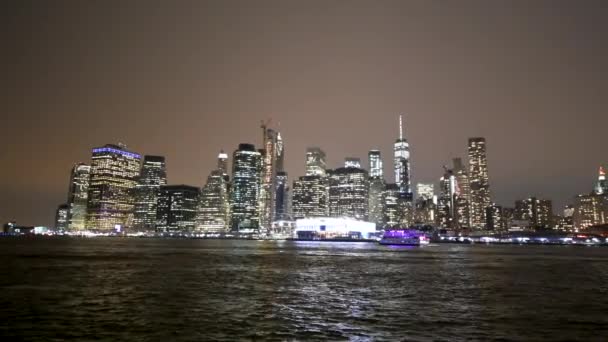 Erstaunliche Nachtsicht auf Lower Manhattan vom Brooklyn Bridge Park — Stockvideo