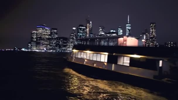 从布鲁克林大桥公园俯瞰曼哈顿下城迷人的夜景 — 图库视频影像
