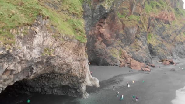Reynisfjara Black Beach, Güney İzlanda yaz sezonu, hava manzarası — Stok video
