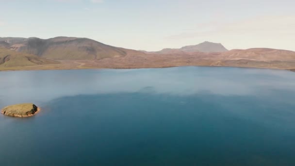 Vista aérea panorâmica das montanhas e do lago Landmannalaugar, Reserva Natural de Fjallabak nas Terras Altas da Islândia — Vídeo de Stock