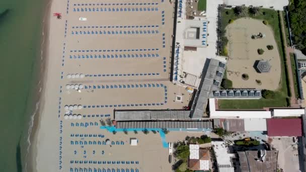 Tirrenia, Pisa, Italia. Vista aérea de la costa en un hermoso día soleado — Vídeo de stock