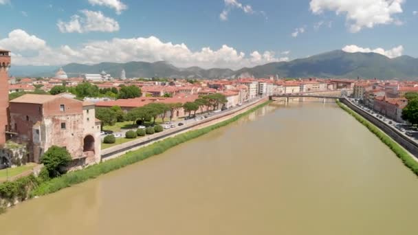 从城堡塔上俯瞰比萨城风景.Arno河和城市住房 — 图库视频影像