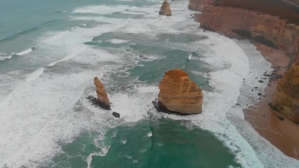 Kalksteen stapelt zich op voor de kust van het Port Campbell National Park. De twaalf apostelen in het zicht — Stockvideo