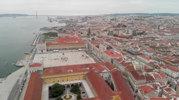 Vista aérea panorâmica do horizonte de Lisboa num dia nublado, Portugal — Vídeo de Stock