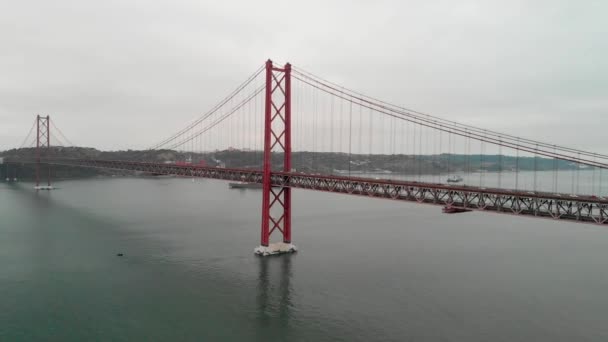 Вид с воздуха на мост 25 апреля в облачный день, Лиссабон — стоковое видео
