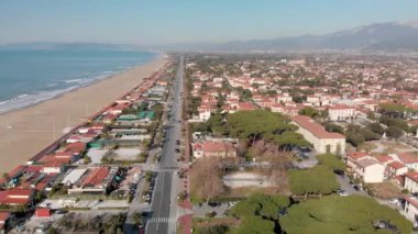 Forte Dei Marmi siluetinin panoramik hava görüntüsü, Toskana, İtalya